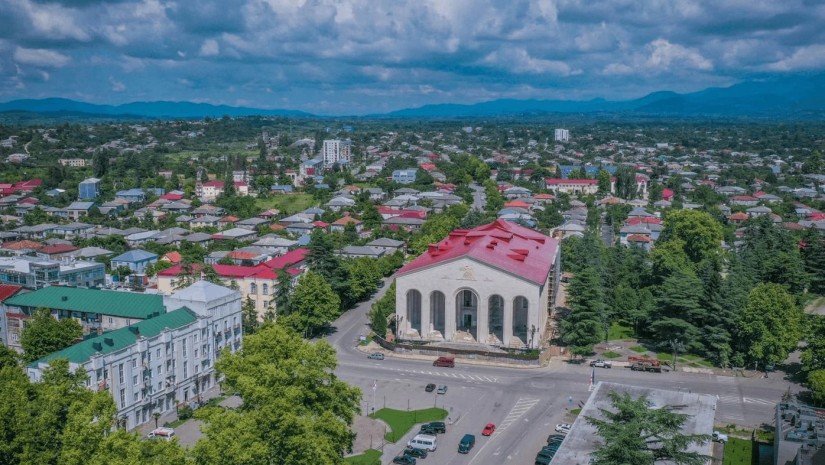 ოზურგეთის მერის შემდეგ, თანამდებობები მისმა 2-მა მოადგილემ, ადმინისტრაციის უფროსმა, პროტოკოლმა და ბაღების გაერთიანების უფროსმაც დატოვეს