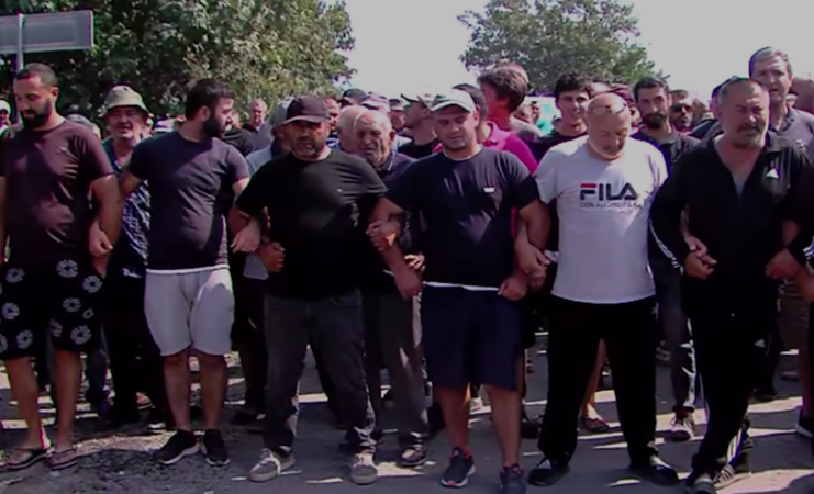 კახეთში მევენახეებმა გზა გადაკეტეს – აქციის მონაწილეები უკვე მეორე დღეა დაკრეფილ მოსავალს არ აბარებენ და ქარხნებთან ასობით მანქანა გაჩერებული