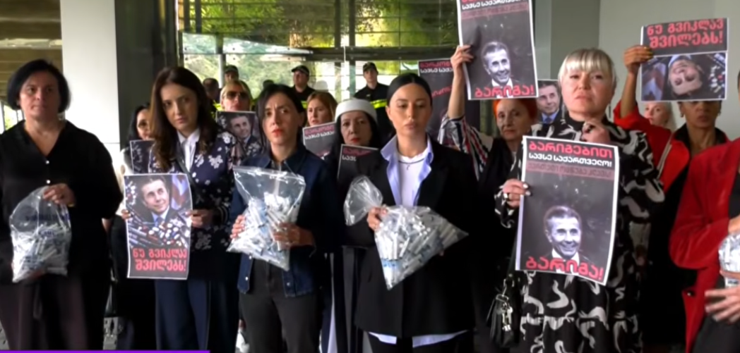 “ბიძინა ნუ გვიკლავ შვილებს” – ივანიშვილის სახლთან აქცია გაიამრთა