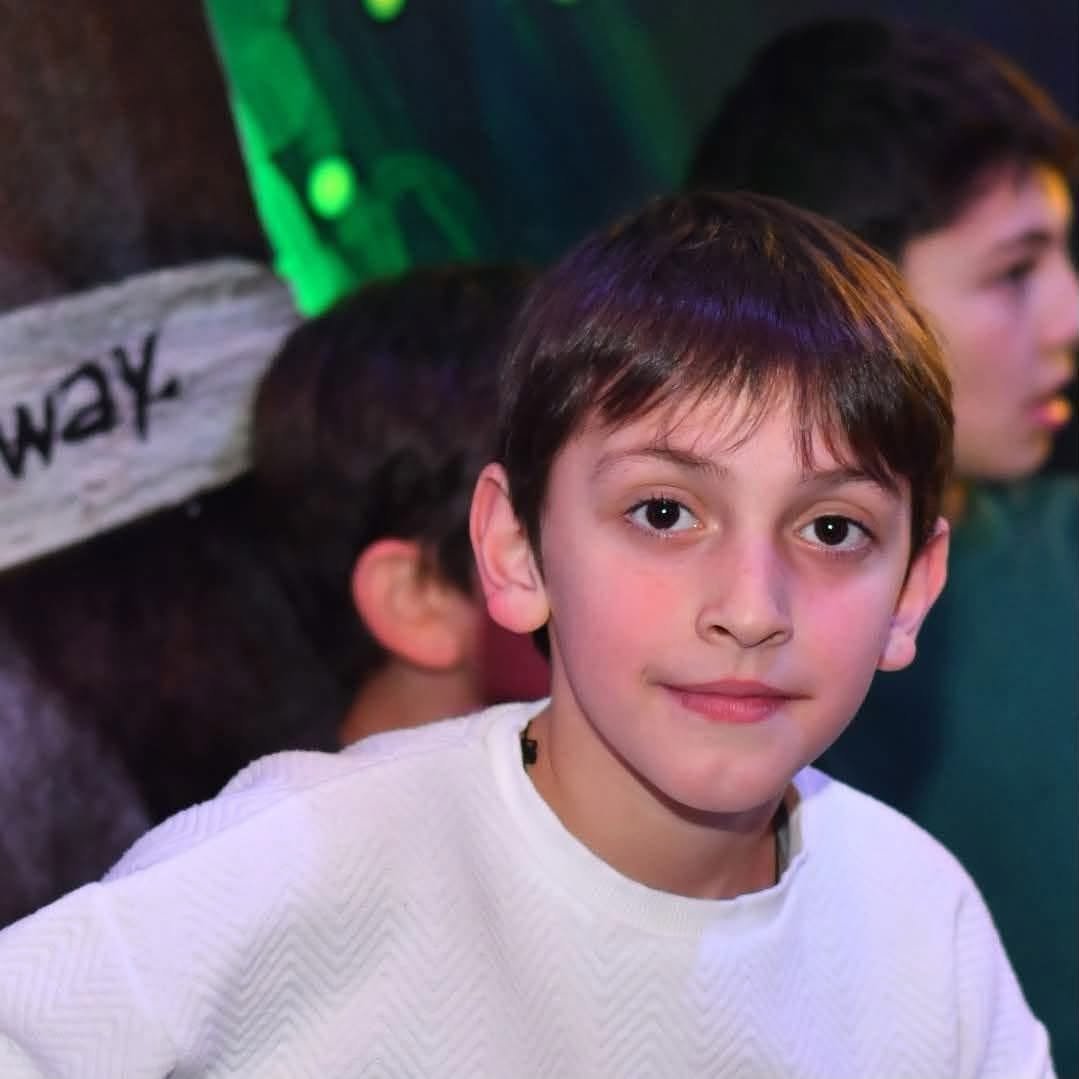 იმდენი მოტეხილობა აქვს ჩამოთვლაც კი არ შემიძლია – ვინ არის 11 ბიჭი, რომელსაც მეზობლის მიერ ნასროლი სკამი მოხვდა