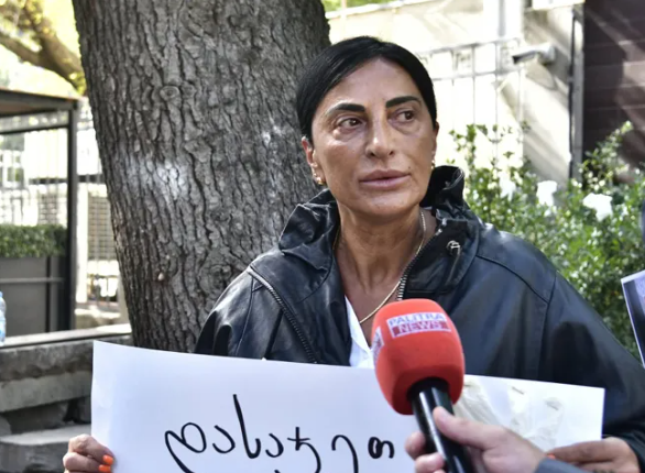 გიორგი დავითაძის დედა – გადადგეს ყველა მოძალადე – პატარიძეც, ტრაპაიძეც და მისი ჯალათებიც! – ჯერ მალავთ საგულდაგულოდ, მაგრამ აგიფეთქდებათ ეგ ნაღმი!