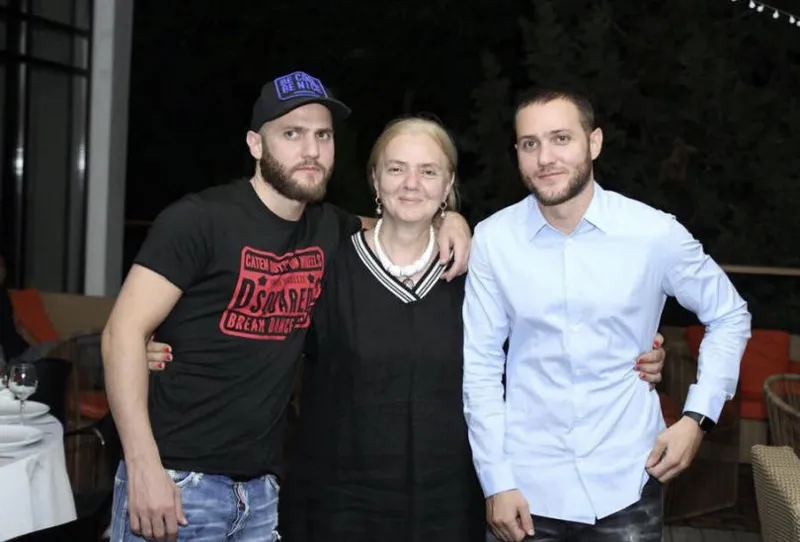 “სცენარი დადგეს, ვატო ყიფიანი და ავთანდილ ბილანიშვილი ვითომ დაიჭირეს და ჩემს შვილს შეუსახლეს საკანში, დავითი კამერაში არის მგლებთან ერთად” -ძმები ფეიქრიშვილების დედა