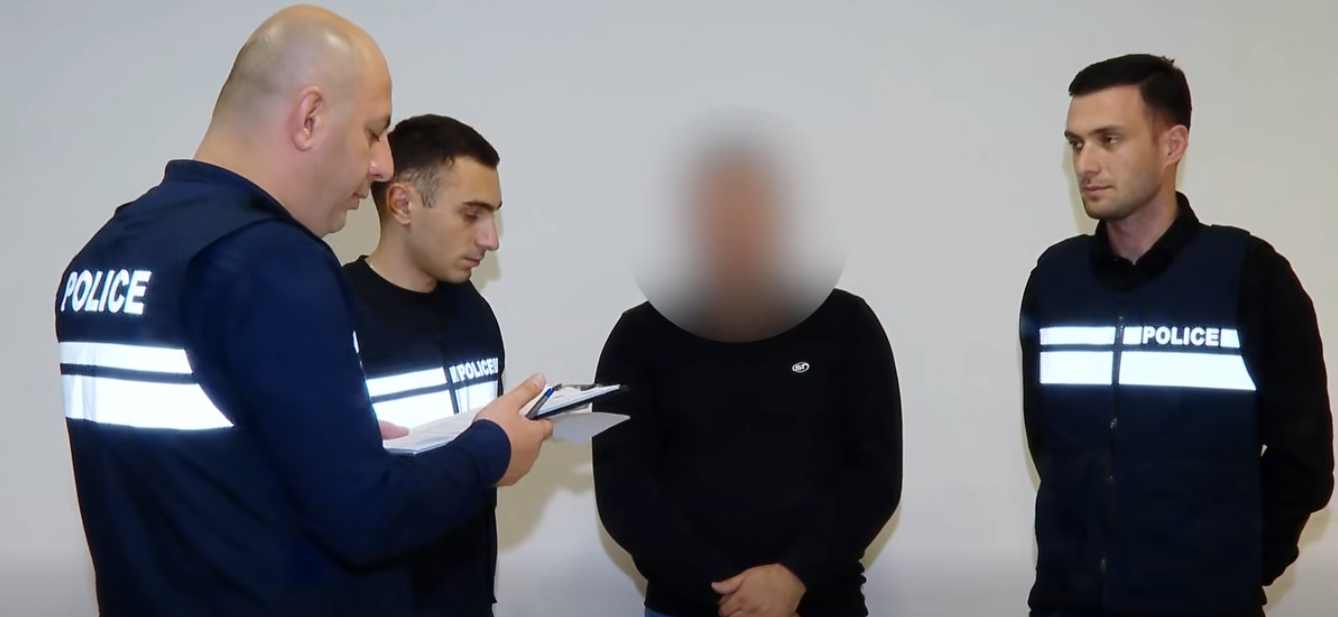 დიდი ოდენობით თანხის თაღლითურად დაუფლების ბრალდებით ერთი პირი დააკავეს – შსს